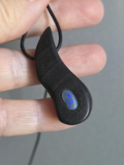 Ebenholz mit Boulder Opal, Opal Holz Anhänger, 41 x 12 x 8 mm, gebohrt, an verstellbarem Lederband
