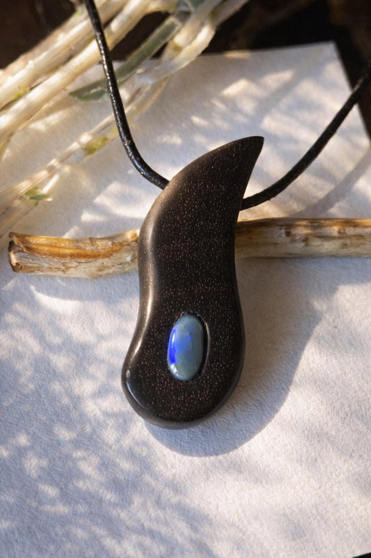 Ebenholz mit Boulder Opal, Opal Holz Anhänger, 41 x 12 x 8 mm, gebohrt, an verstellbarem Lederband