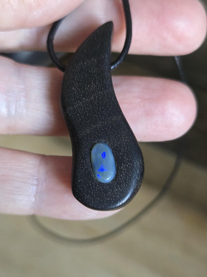 Ebenholz mit Boulder Opal, Opal Holz Anhänger, 41 x 12 x 8 mm, gebohrt, an verstellbarem Lederband