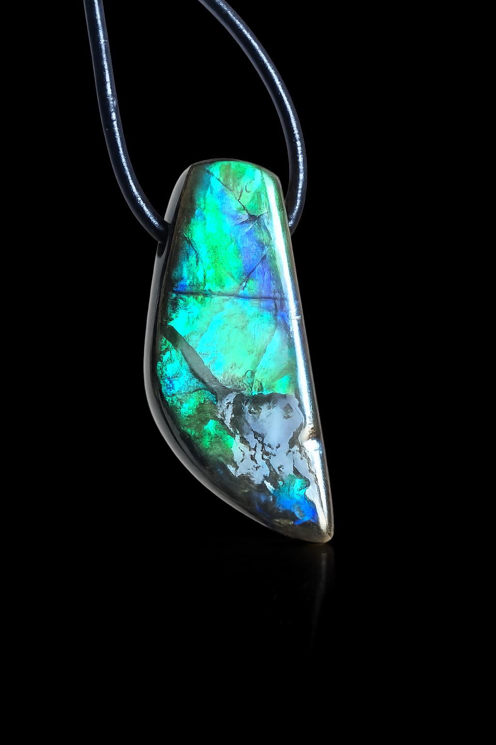 Kleiner feiner Ammolit Opal Anhänger blau grün , aus Kanada, 28 x 12 x 8 mm, gebohrt, an verstellbarem Lederband