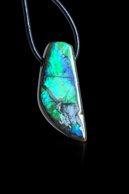 Kleiner feiner Ammolit Opal Anhänger blau grün , aus Kanada, 28 x 12 x 8 mm, gebohrt, an verstellbarem Lederband