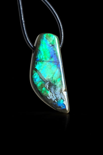 Kleiner feiner Ammolit Opal Anhänger blau grün , aus Kanada, 28 x 12 x 8 mm, gebohrt, an verstellbarem Lederband