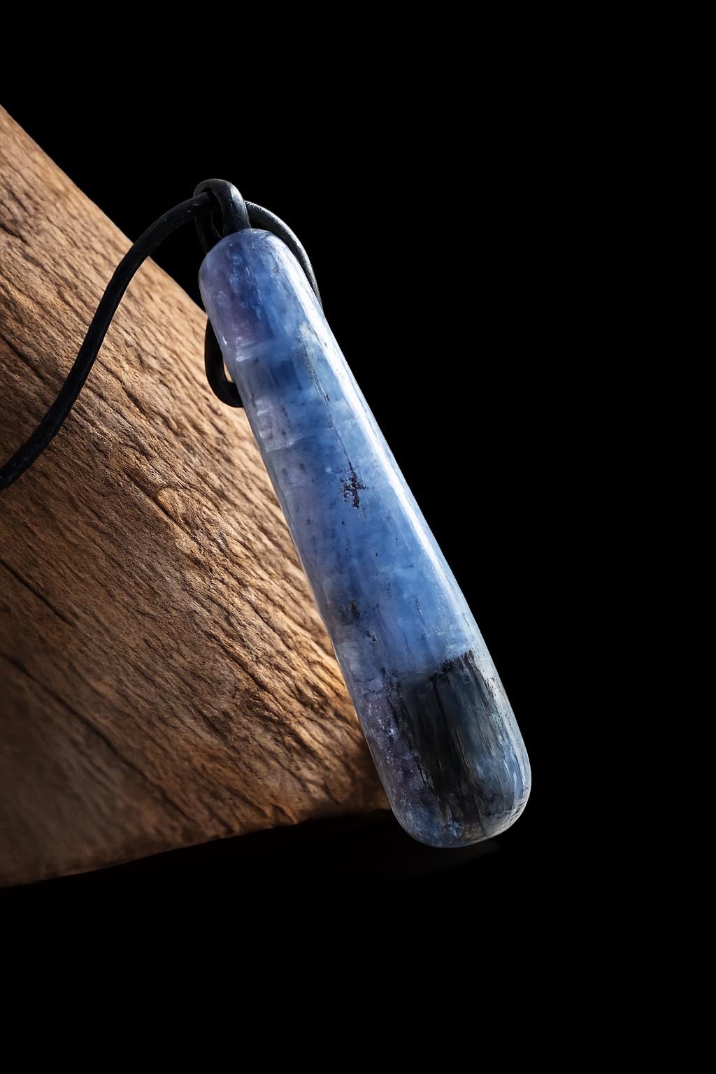 Kyanit Anhänger Stäbchen Kyanit Dysthen, gebohrt, 47 x 12 x 8 mm, an verstellbarem Lederband, kyanite