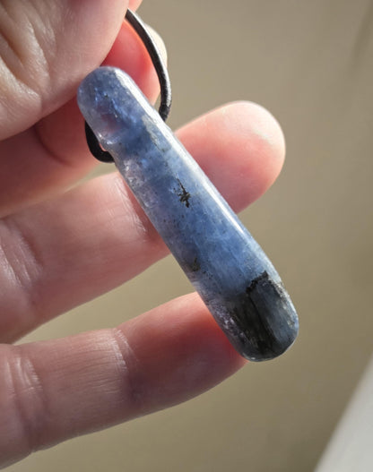 Kyanit Anhänger Stäbchen Kyanit Dysthen, gebohrt, 47 x 12 x 8 mm, an verstellbarem Lederband, kyanite