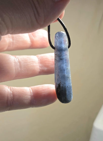 Kyanit Anhänger Stäbchen Kyanit Dysthen, gebohrt, 47 x 12 x 8 mm, an verstellbarem Lederband, kyanite