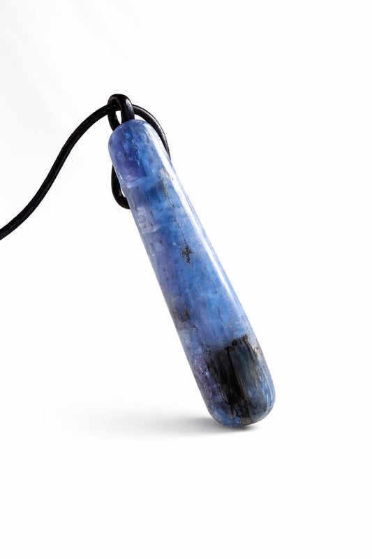 Kyanit Anhänger Stäbchen Kyanit Dysthen, gebohrt, 47 x 12 x 8 mm, an verstellbarem Lederband, kyanite