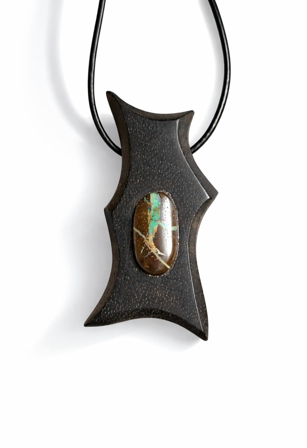 Ebenholz mit Boulder Opal, Opal Holz Anhänger, 41 x 20 x 10 mm, gebohrt, an verstellbarem Lederband