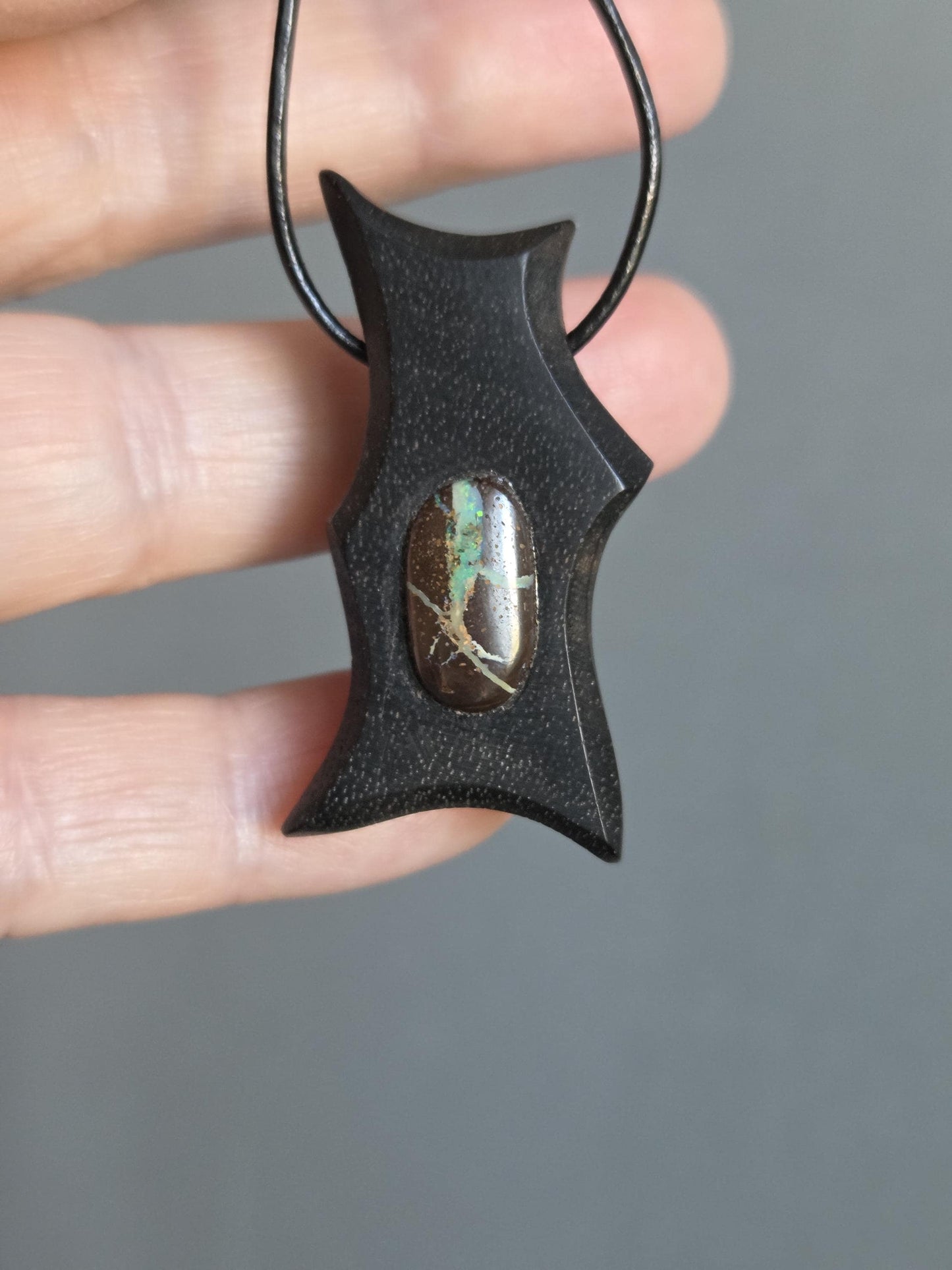 Ebenholz mit Boulder Opal, Opal Holz Anhänger, 41 x 20 x 10 mm, gebohrt, an verstellbarem Lederband