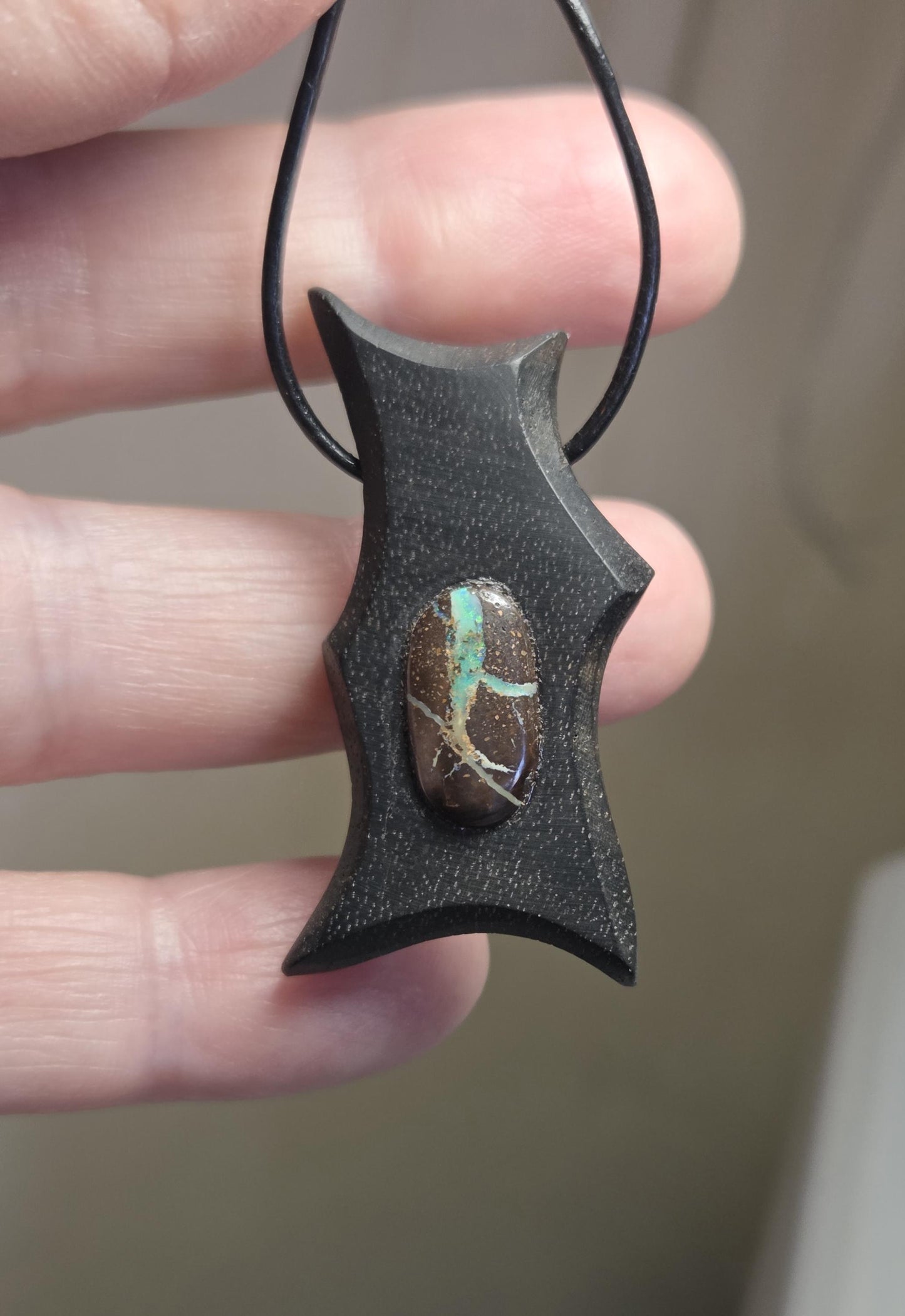 Ebenholz mit Boulder Opal, Opal Holz Anhänger, 41 x 20 x 10 mm, gebohrt, an verstellbarem Lederband