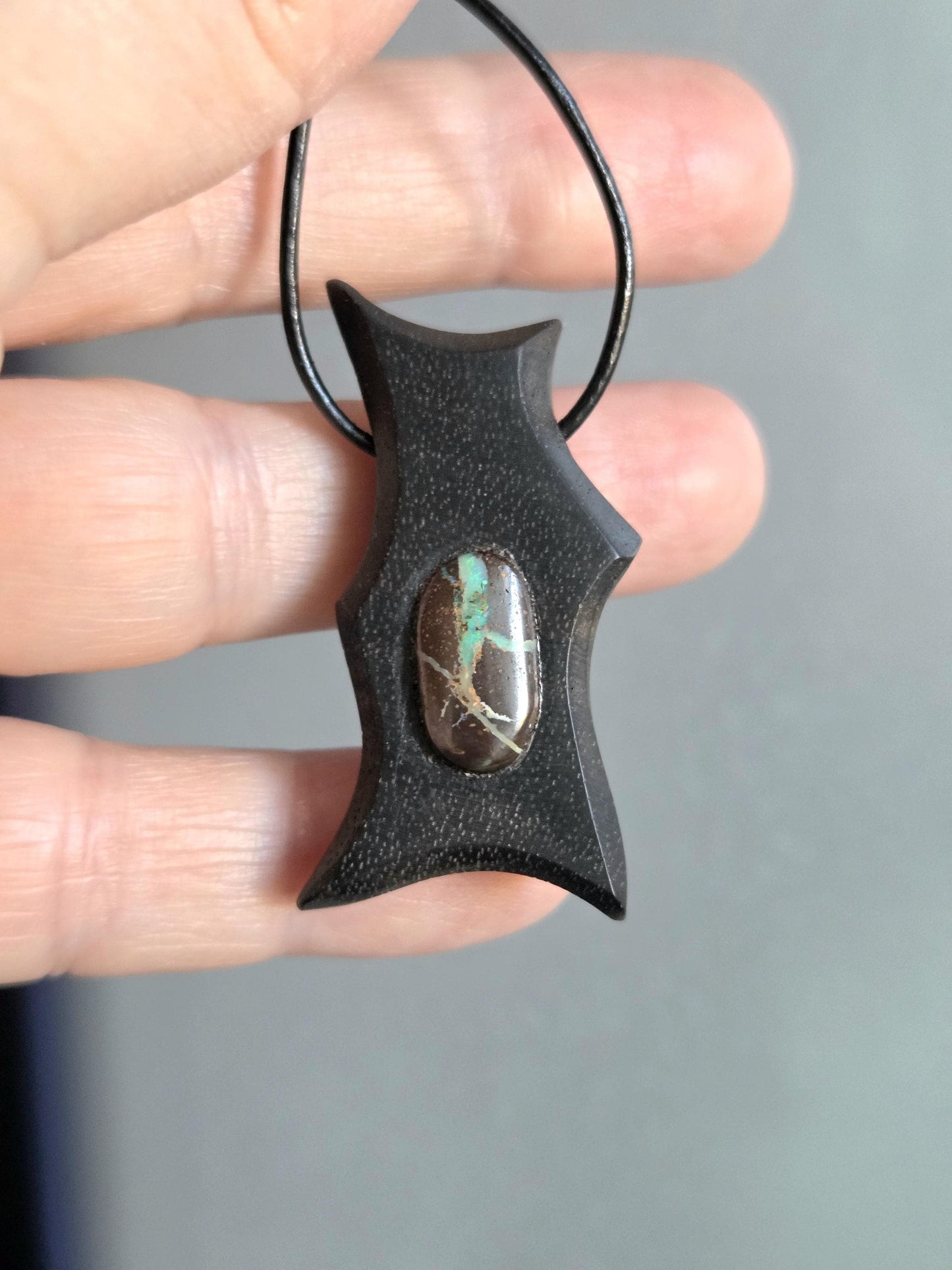 Ebenholz mit Boulder Opal, Opal Holz Anhänger, 41 x 20 x 10 mm, gebohrt, an verstellbarem Lederband