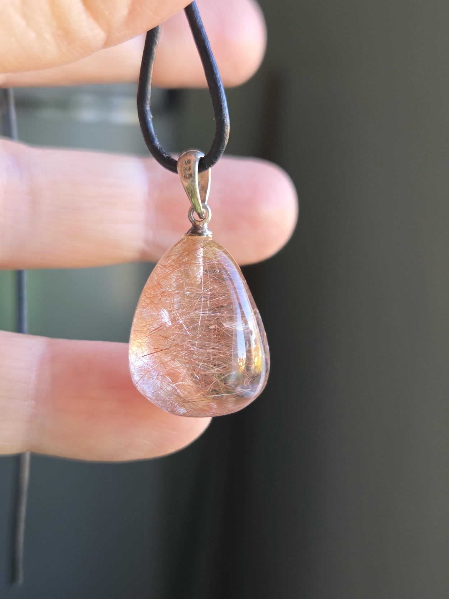 Rutil Quarz Anhänger, rote und silberne Rutile, an 925erSilberÖse, an verstellbarem Lederband