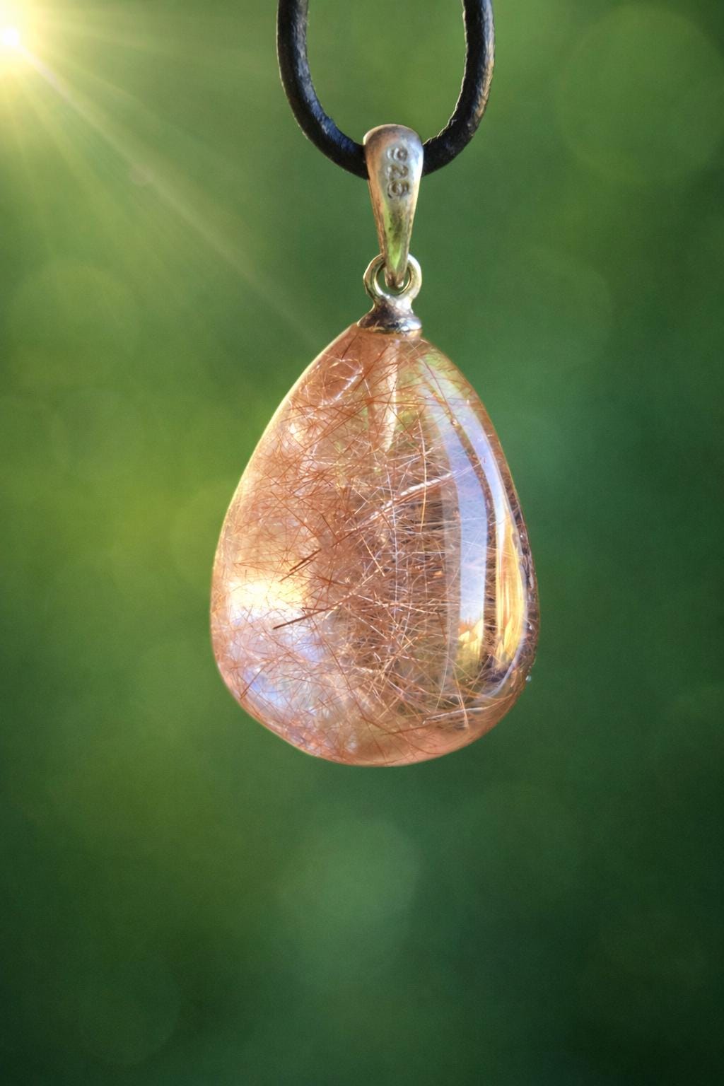 Rutil Quarz Anhänger, rote und silberne Rutile, an 925erSilberÖse, an verstellbarem Lederband