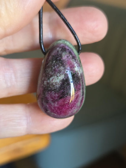 Hübscher Rubin in Zoisit, Anhänger, 33 x 23 x 17 mm, gebohrt, an verstellbarem Lederband