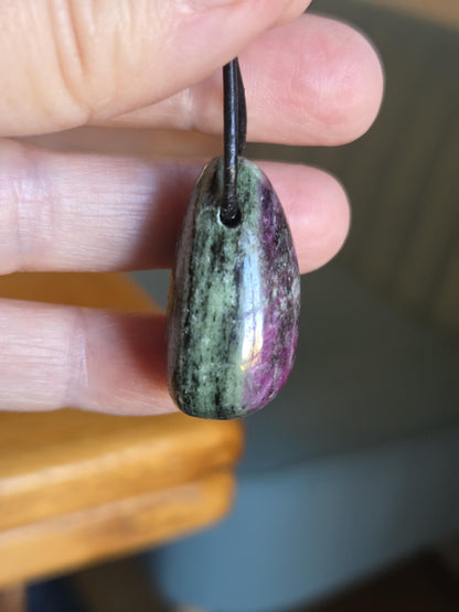 Hübscher Rubin in Zoisit, Anhänger, 33 x 23 x 17 mm, gebohrt, an verstellbarem Lederband