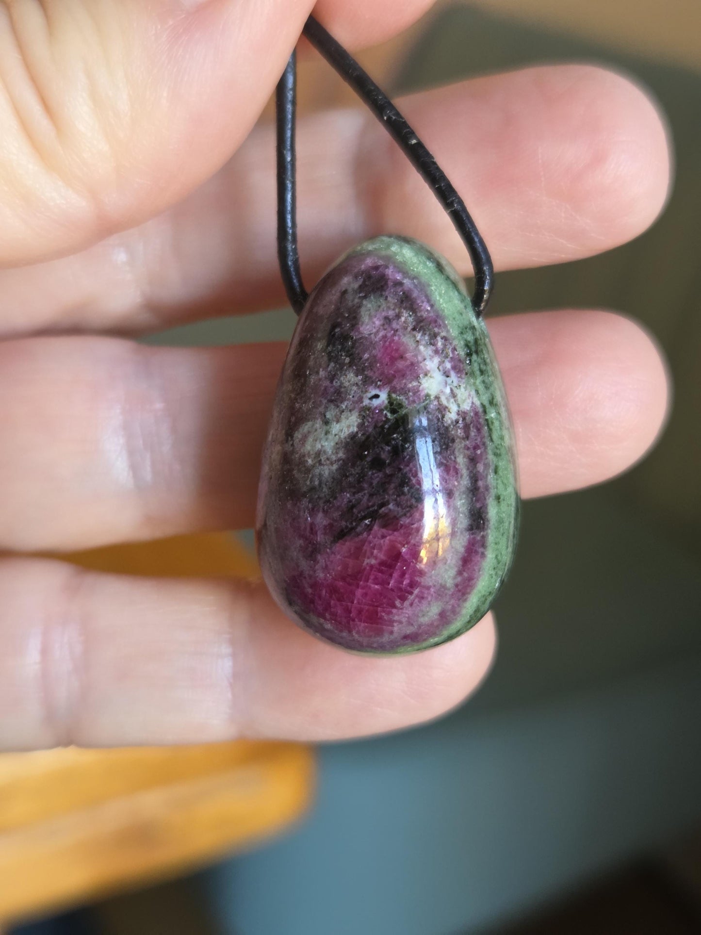 Hübscher Rubin in Zoisit, Anhänger, 33 x 23 x 17 mm, gebohrt, an verstellbarem Lederband