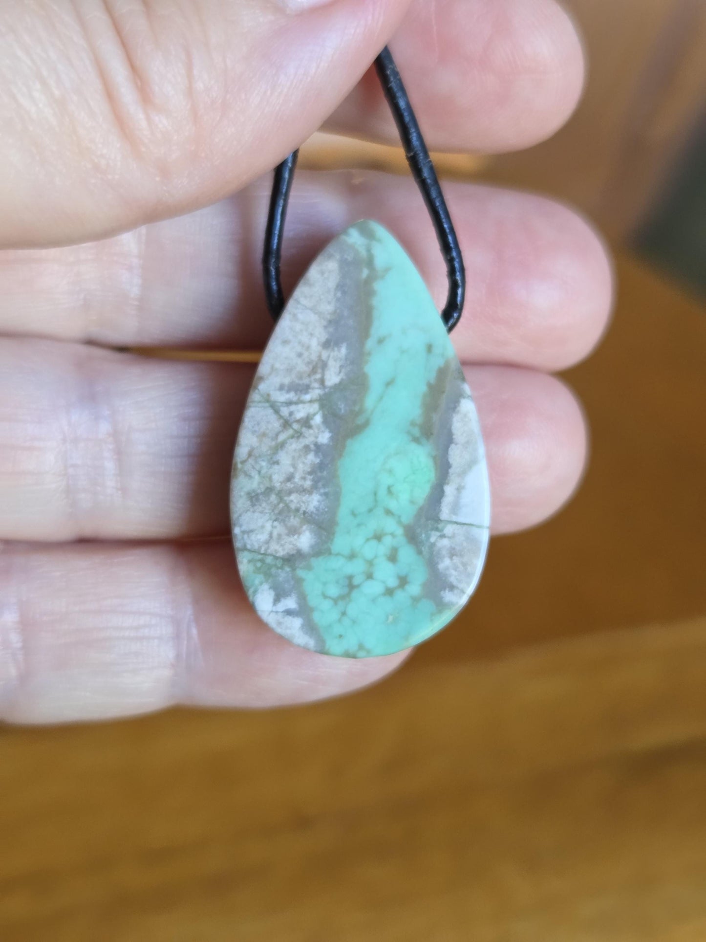 Seltener Variscit, Variscite, Variszit Anhänger, 35 x 22 x 9 mm, gebohrt, an verstellbarem Lederband