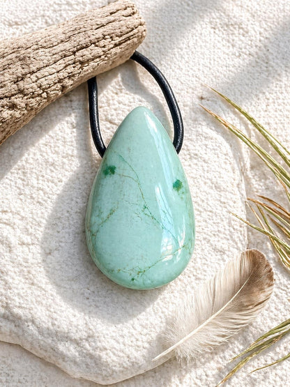Seltener Variscit, Variscite, Variszit Anhänger, 35 x 22 x 9 mm, gebohrt, an verstellbarem Lederband