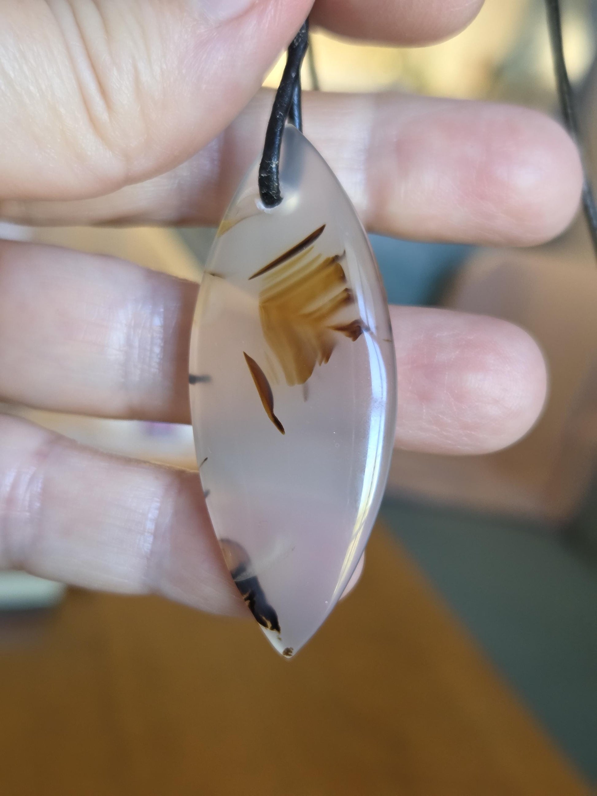 Montana Achat, Anhänger Navette, 54 x 23 x 5 mm, gebohrt, an verstellbarem Lederband