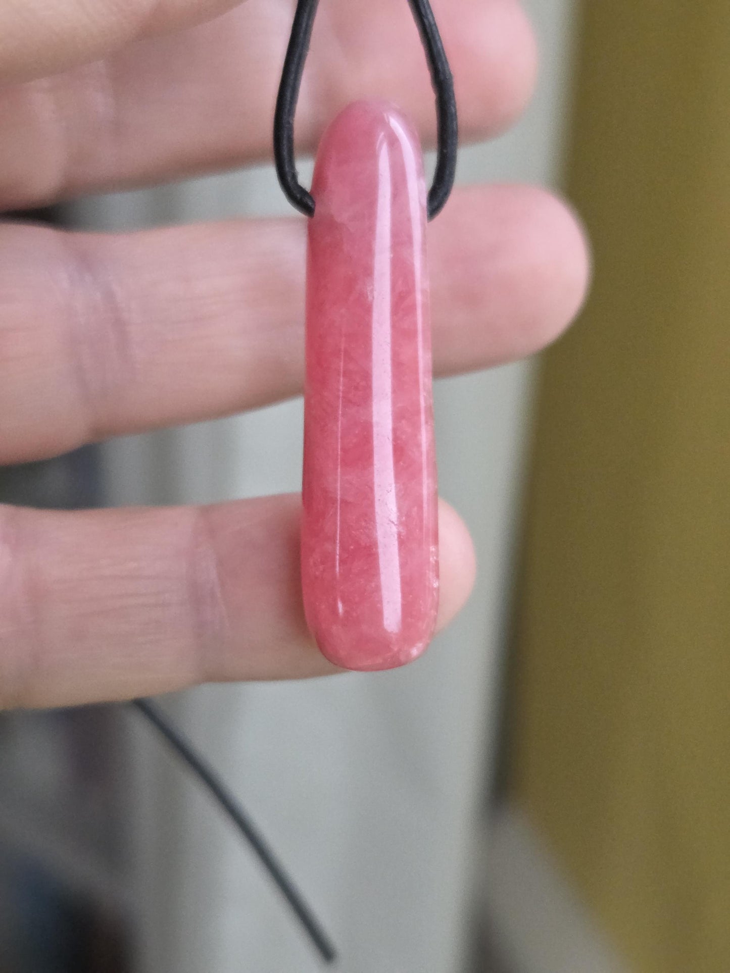 Hübscher Rhodochrosit Stäbchen Anhänger, 43 x 11 x 8 mm, gebohrt, an verstellbarem Lederband
