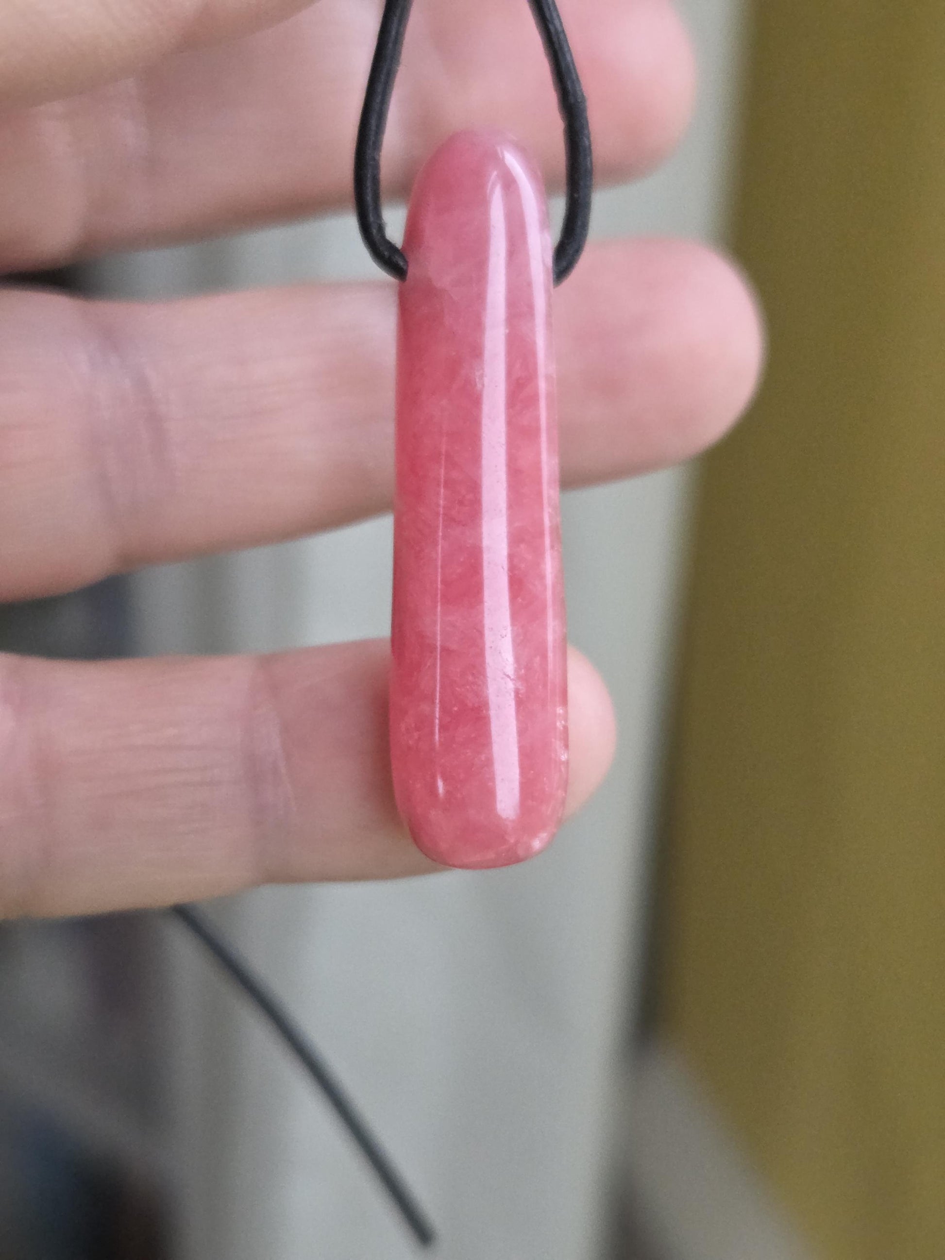 Hübscher Rhodochrosit Stäbchen Anhänger, 43 x 11 x 8 mm, gebohrt, an verstellbarem Lederband