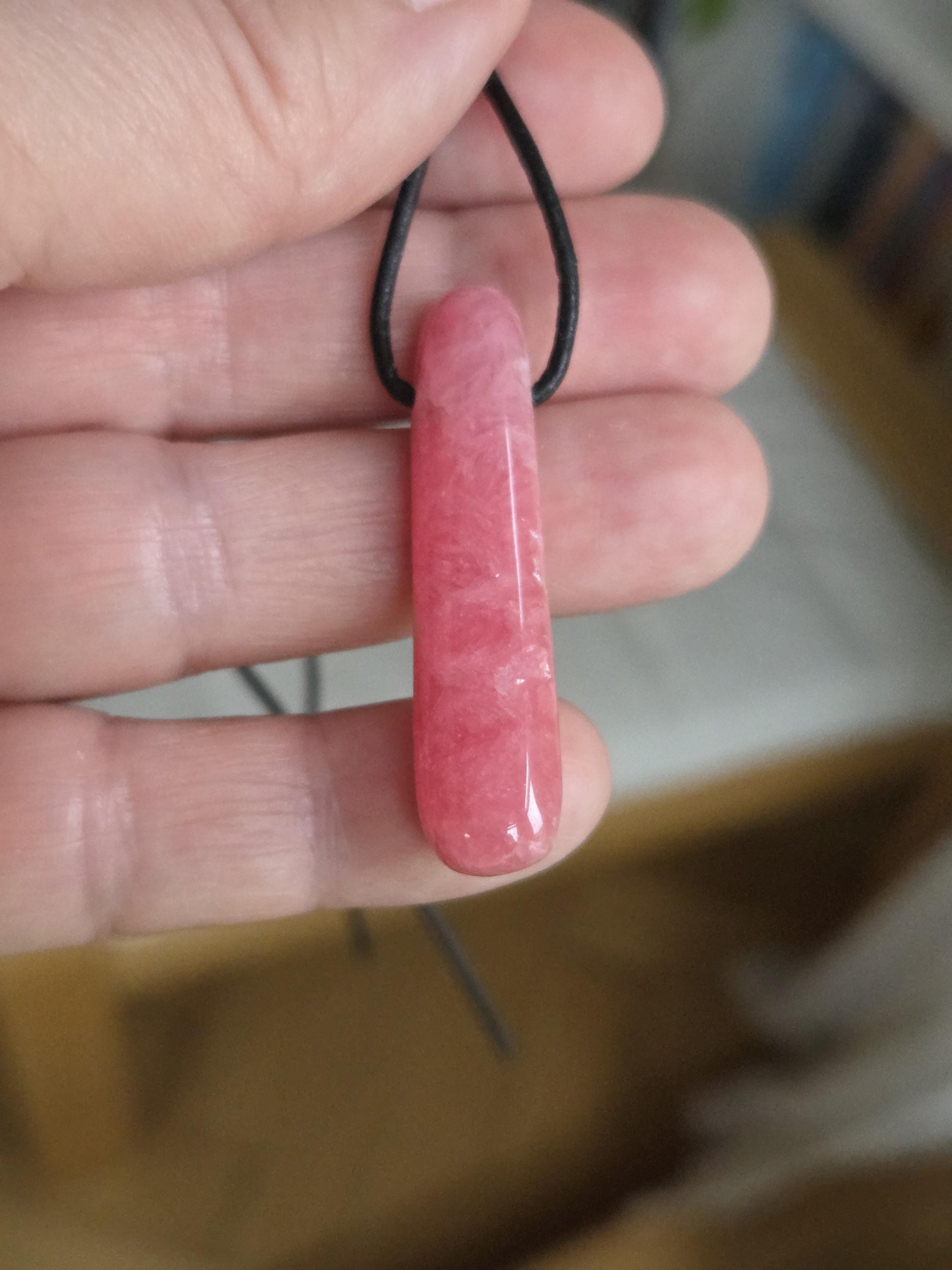 Hübscher Rhodochrosit Stäbchen Anhänger, 43 x 11 x 8 mm, gebohrt, an verstellbarem Lederband