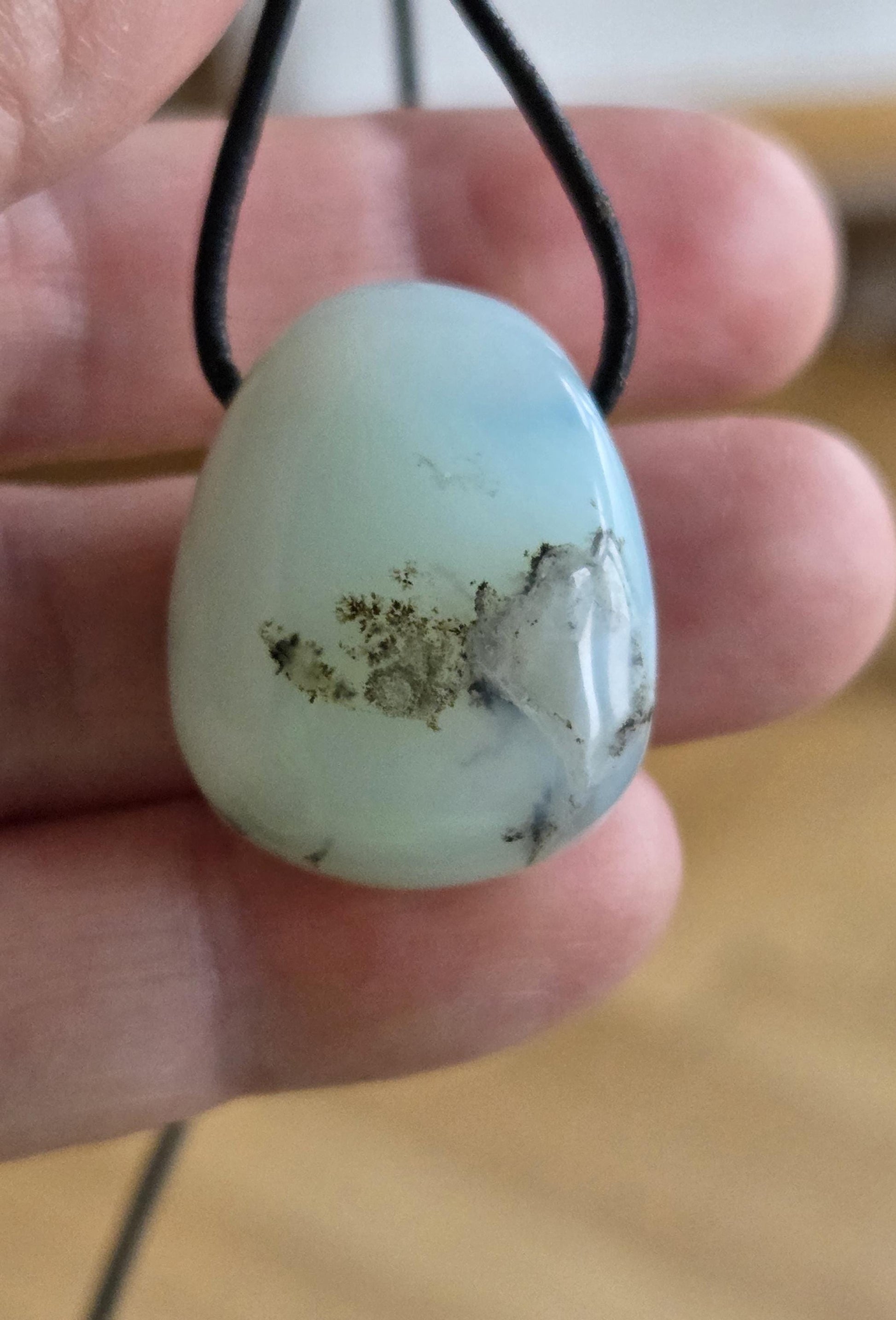 Andenopal hellblau Opal aus Peru, Anhänger, 27 x 22 x 12 mm, gebohrt, an verstellbarem Lederband