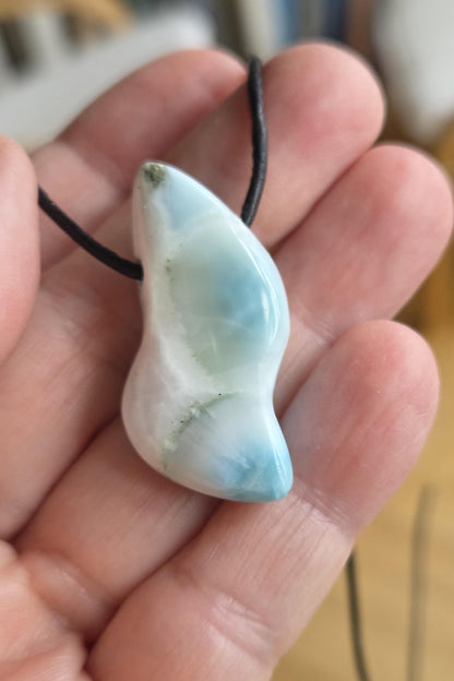 Schön gezeichneter Larimar, Atlantis Stein Anhänger, 38 x 17 x 11 mm, gebohrt, Larimar Anhänger, gebohrt, an verstellbarem Lederband