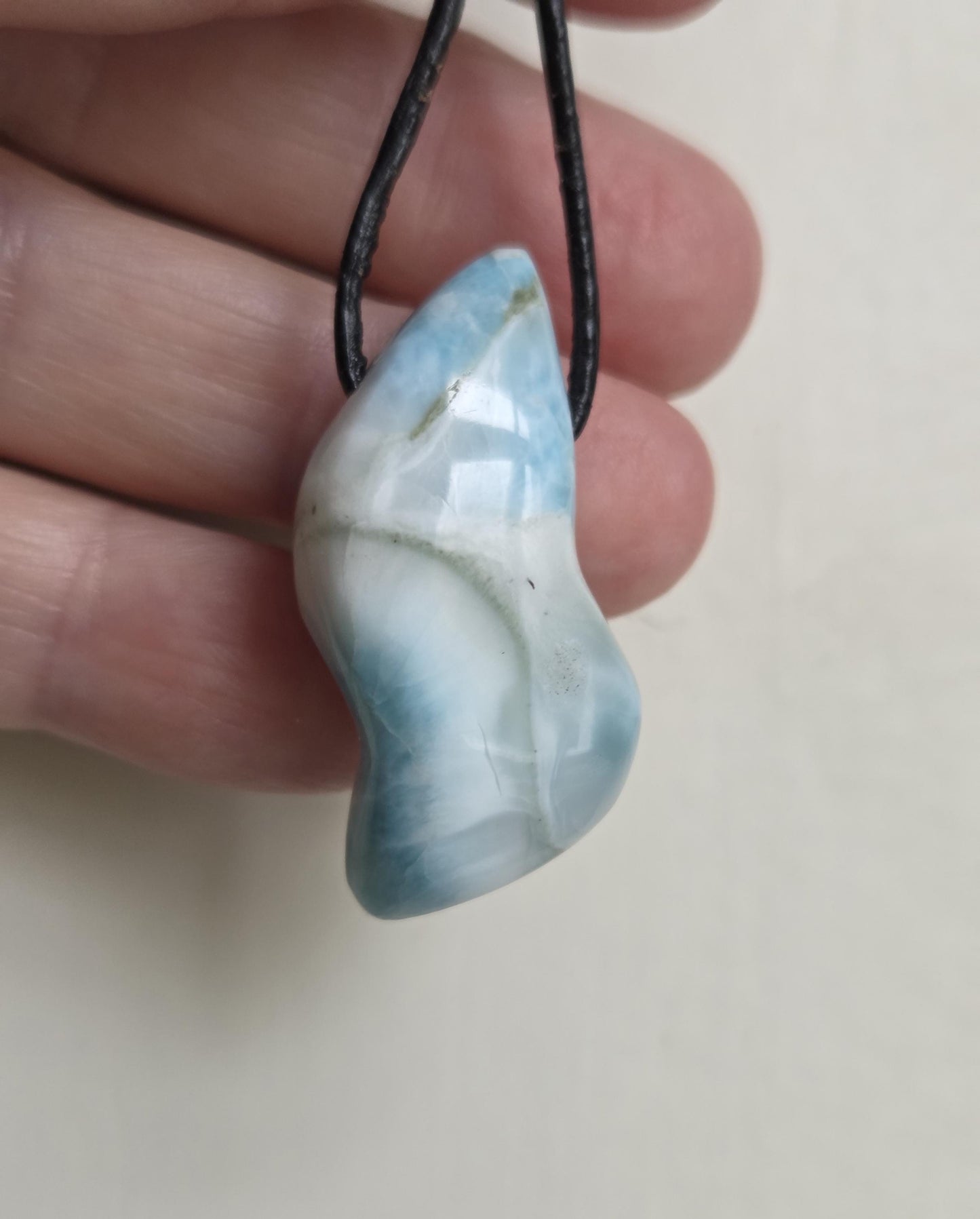 Schön gezeichneter Larimar, Atlantis Stein Anhänger, 38 x 17 x 11 mm, gebohrt, Larimar Anhänger, gebohrt, an verstellbarem Lederband