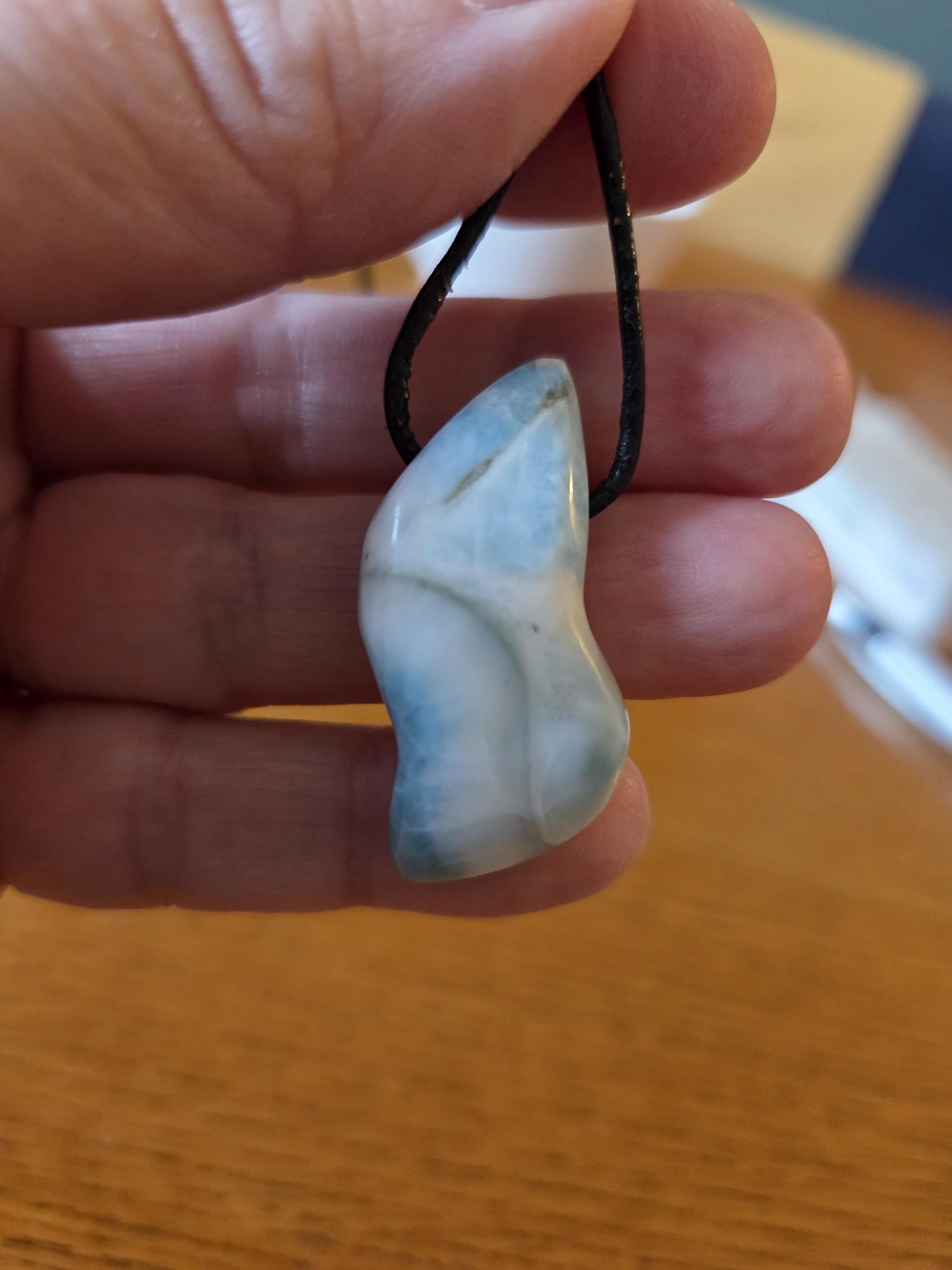 Schön gezeichneter Larimar, Atlantis Stein Anhänger, 38 x 17 x 11 mm, gebohrt, Larimar Anhänger, gebohrt, an verstellbarem Lederband