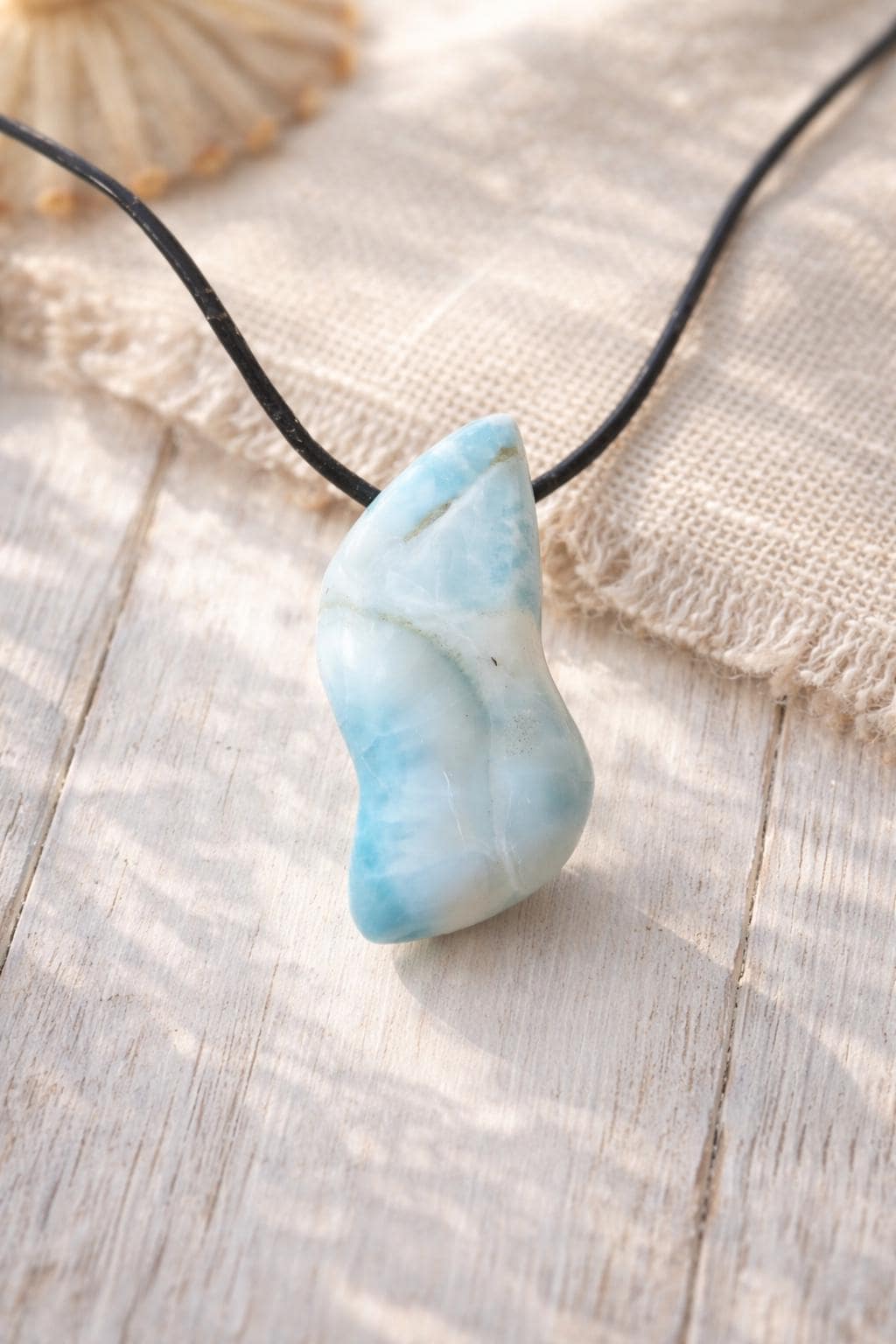 Schön gezeichneter Larimar, Atlantis Stein Anhänger, 38 x 17 x 11 mm, gebohrt, Larimar Anhänger, gebohrt, an verstellbarem Lederband