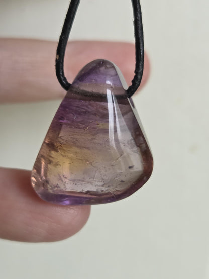 Feiner Ametrin, Amethyst mit Citrin, Anhänger, 28 x 24 x 11 mm, gebohrt, an verstellbarem Lederband