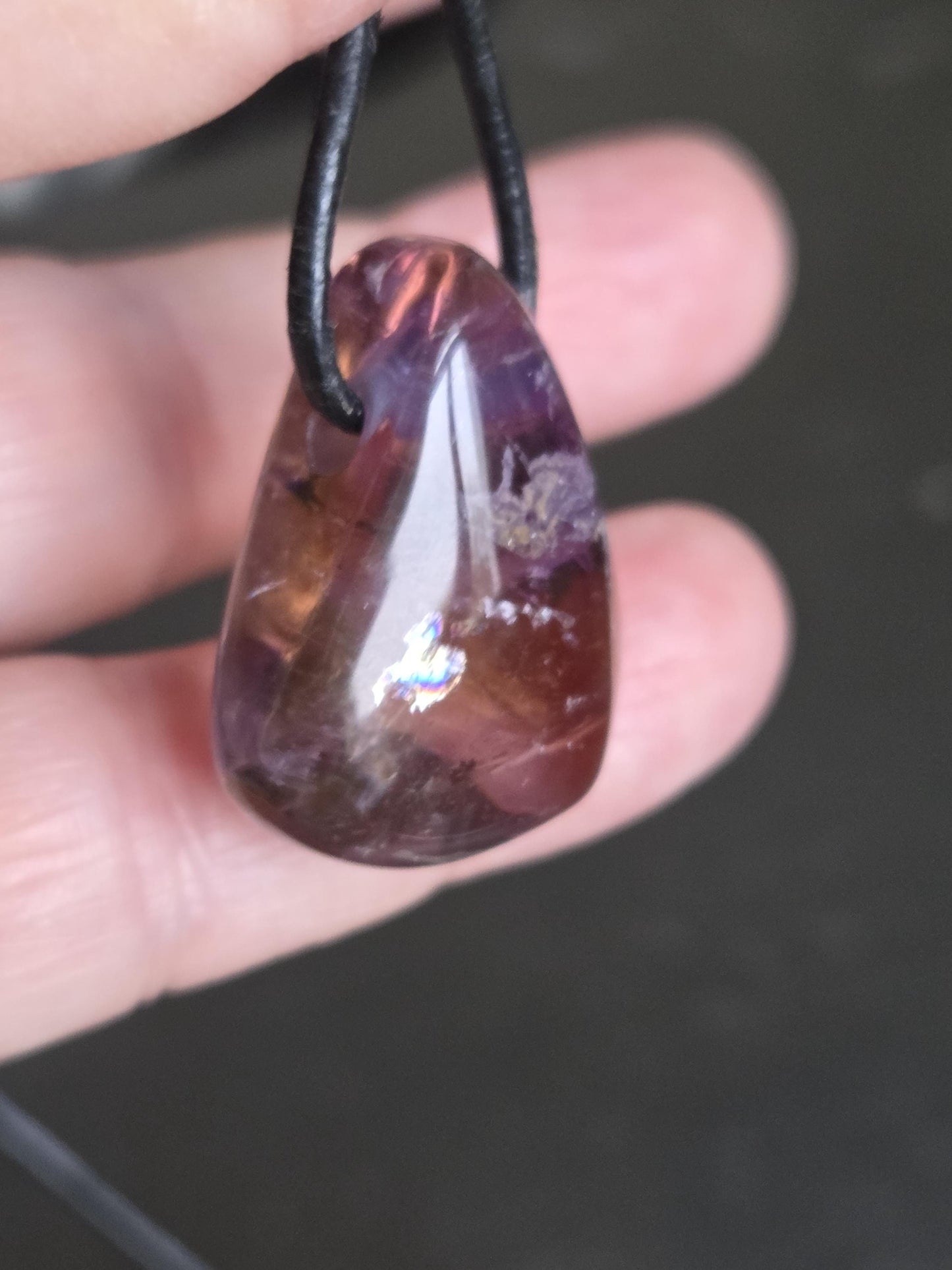 Feiner Ametrin, Amethyst mit Citrin, Anhänger, 28 x 24 x 11 mm, gebohrt, an verstellbarem Lederband
