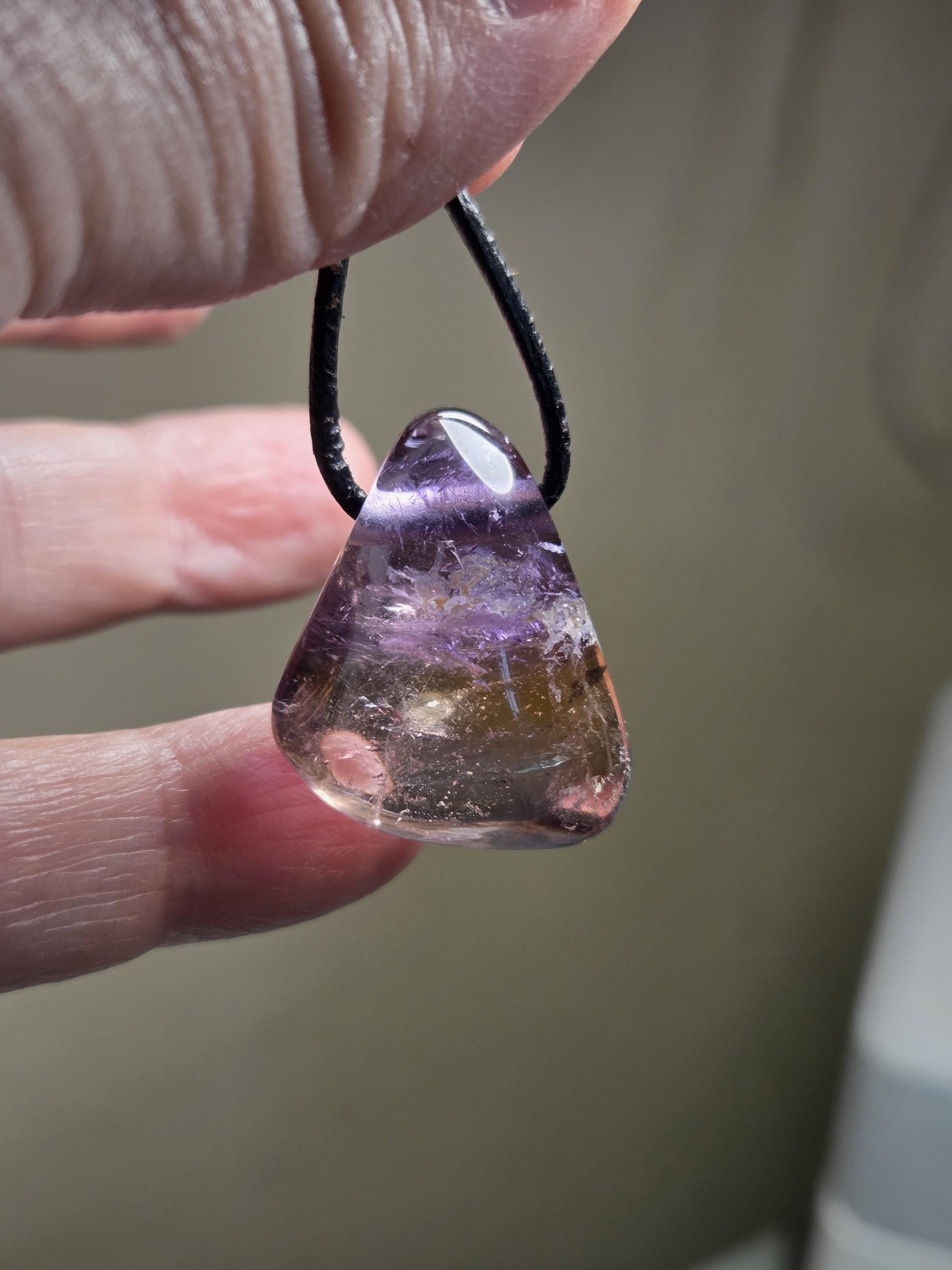 Feiner Ametrin, Amethyst mit Citrin, Anhänger, 28 x 24 x 11 mm, gebohrt, an verstellbarem Lederband