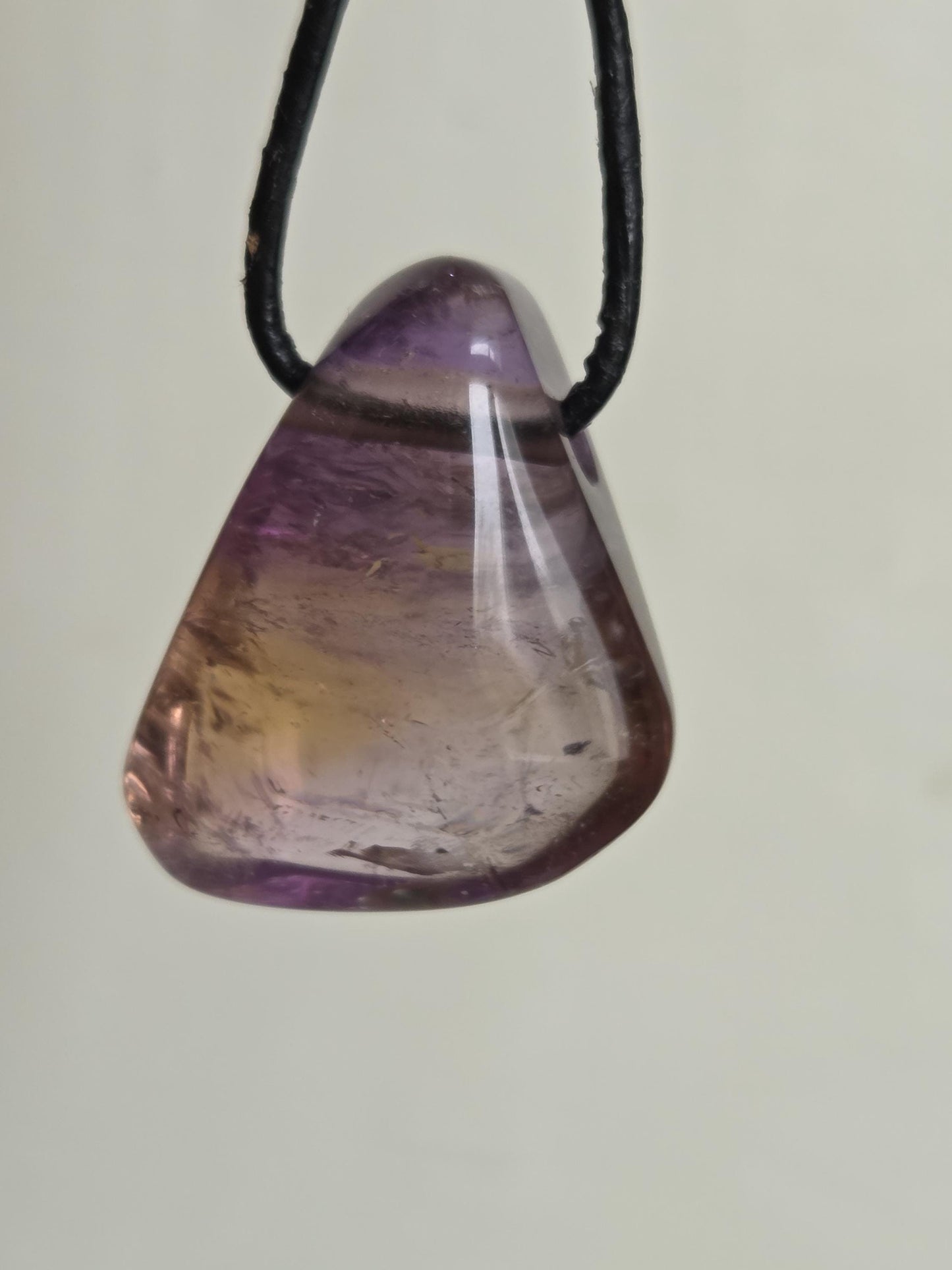 Feiner Ametrin, Amethyst mit Citrin, Anhänger, 28 x 24 x 11 mm, gebohrt, an verstellbarem Lederband