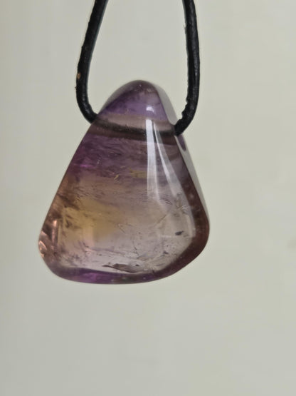 Feiner Ametrin, Amethyst mit Citrin, Anhänger, 28 x 24 x 11 mm, gebohrt, an verstellbarem Lederband