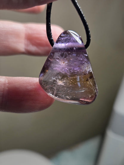 Feiner Ametrin, Amethyst mit Citrin, Anhänger, 28 x 24 x 11 mm, gebohrt, an verstellbarem Lederband