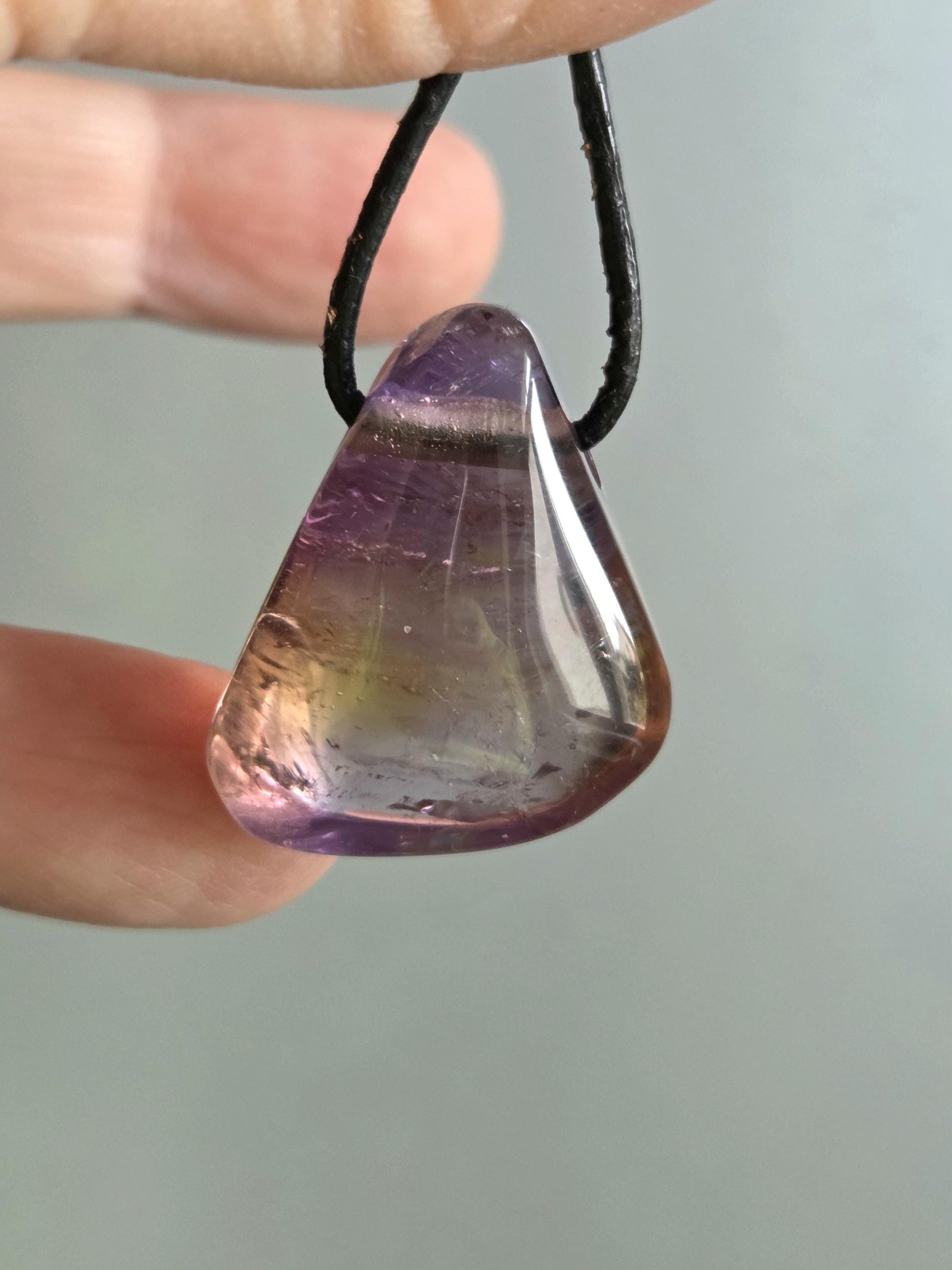 Feiner Ametrin, Amethyst mit Citrin, Anhänger, 28 x 24 x 11 mm, gebohrt, an verstellbarem Lederband