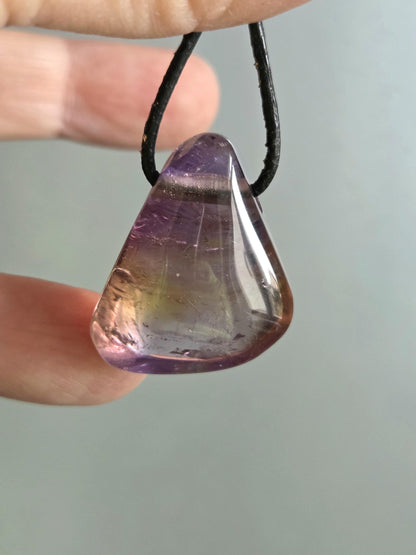 Feiner Ametrin, Amethyst mit Citrin, Anhänger, 28 x 24 x 11 mm, gebohrt, an verstellbarem Lederband