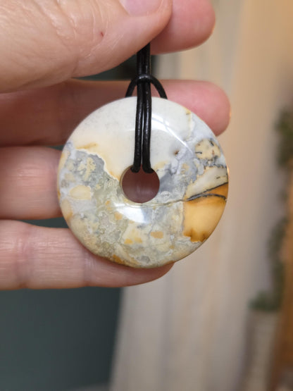 Maligano Jaspis Donut Anhänger, 40 x 7 mm, an verstellbarem Lederband, Bilder Jaspis Donut