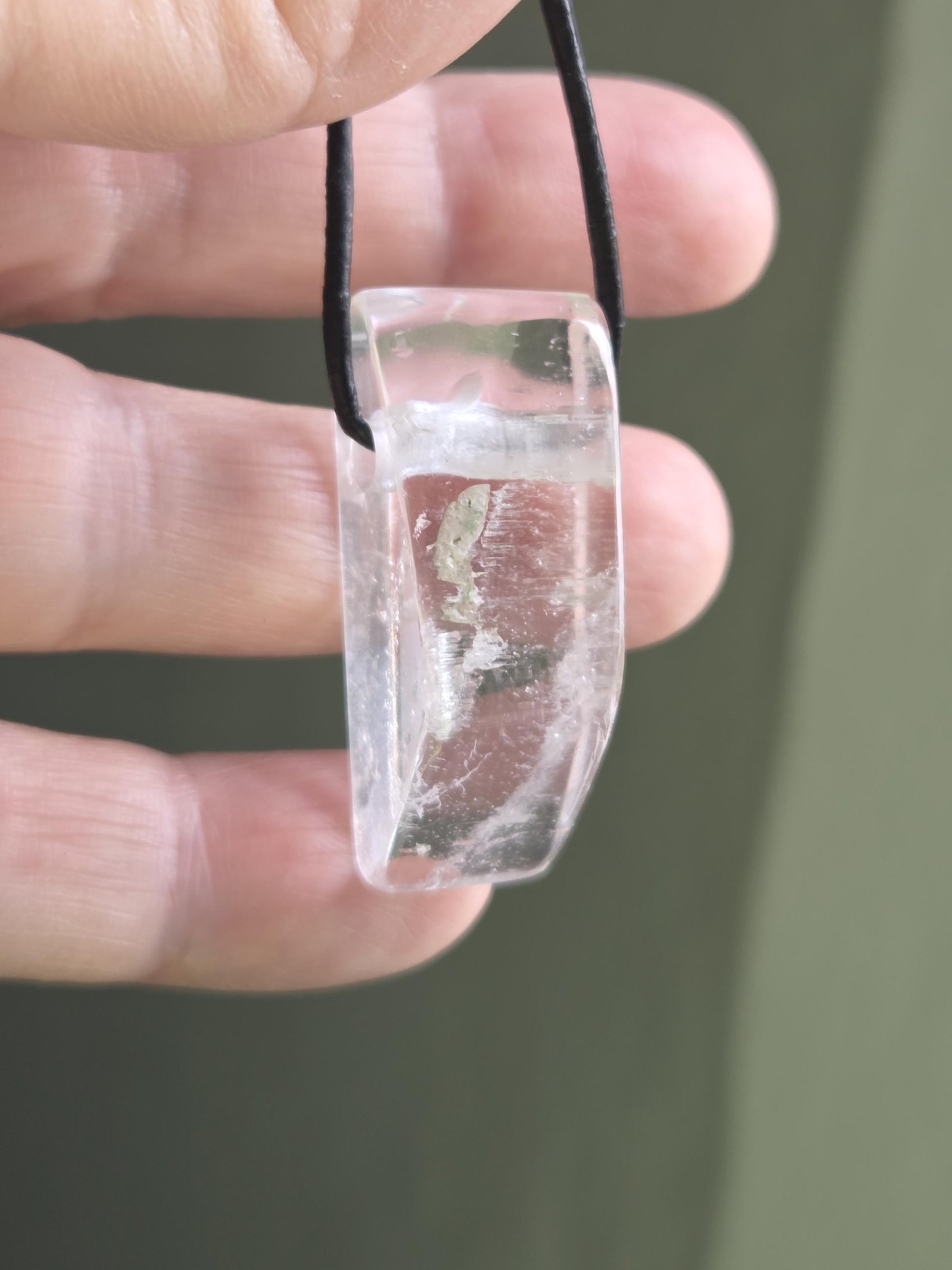 Großer wunderschöner Kunzit Kristall Anhänger, 37 x 15 x 16 mm, gebohrt, an verstellbarem Lederband