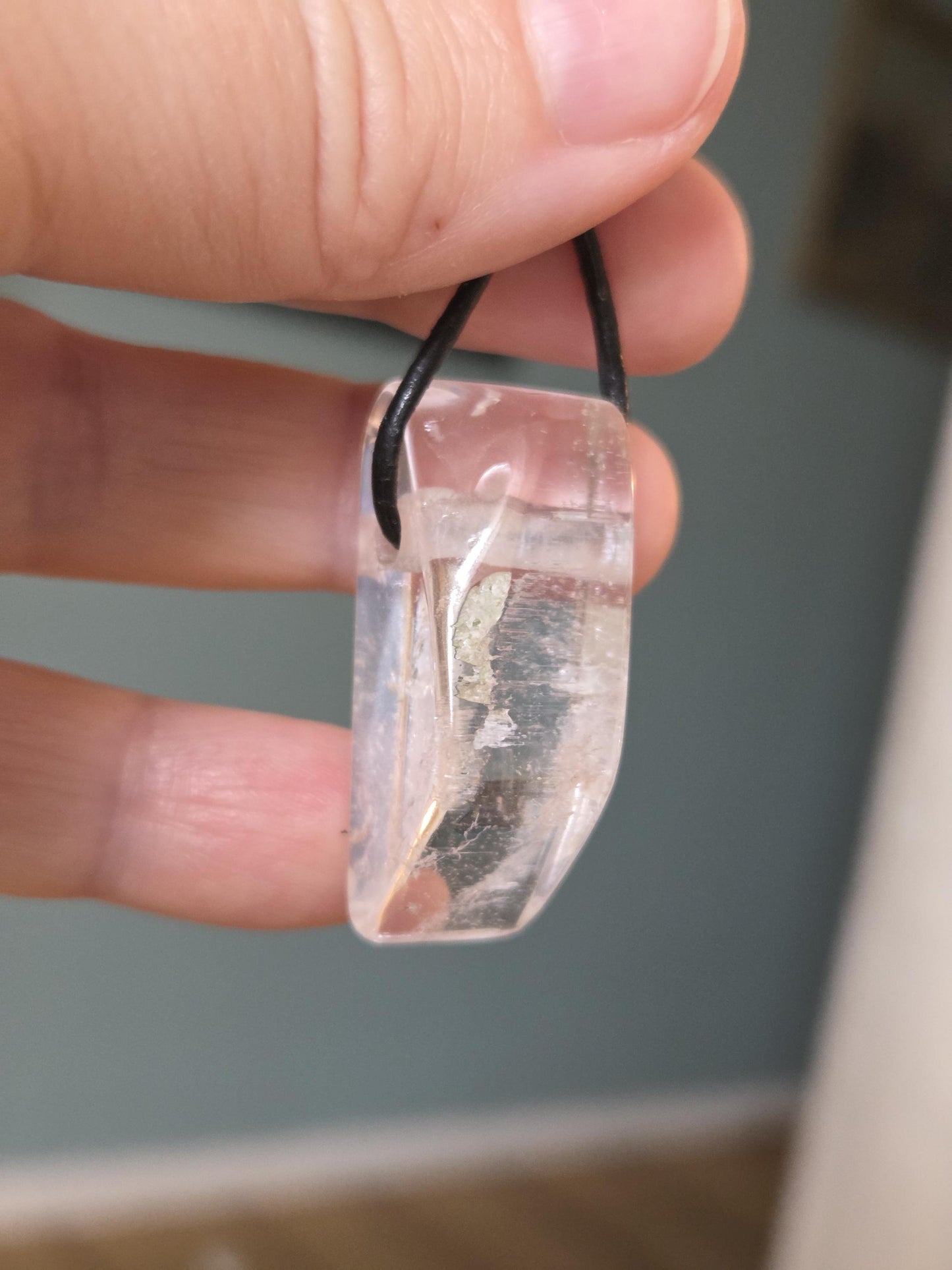 Großer wunderschöner Kunzit Kristall Anhänger, 37 x 15 x 16 mm, gebohrt, an verstellbarem Lederband