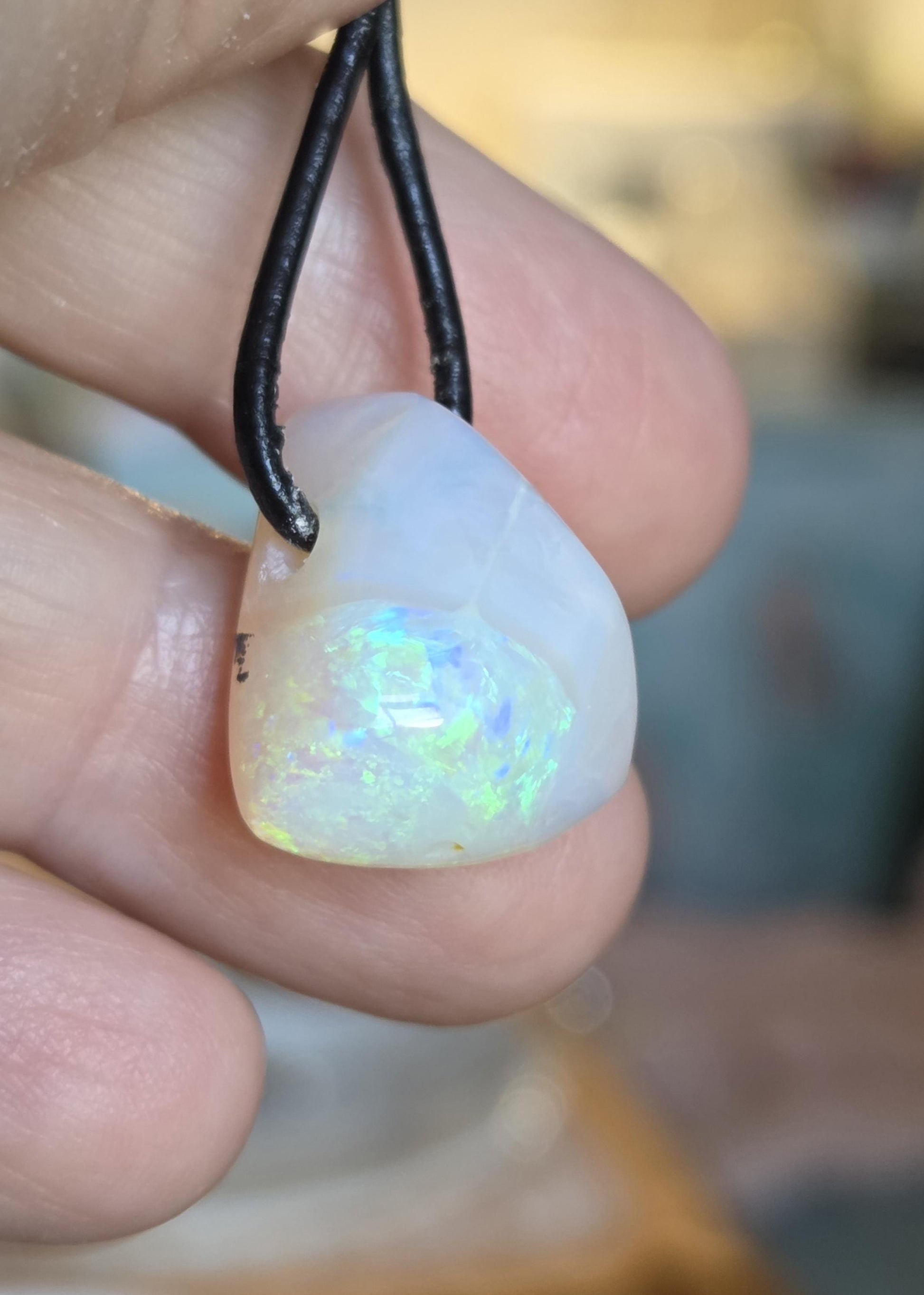 Kleiner Boulder Opal Lightning Ridge Kristall Opal white opal multicolor Opal Anhänger , gebohrt, an verstellbarem Lederband