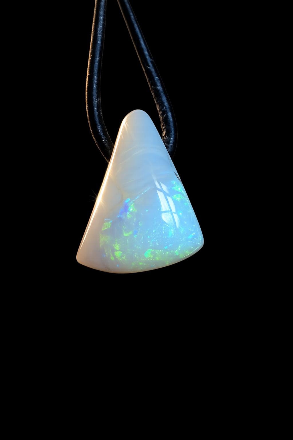 Kleiner Boulder Opal Lightning Ridge Kristall Opal white opal multicolor Opal Anhänger , gebohrt, an verstellbarem Lederband