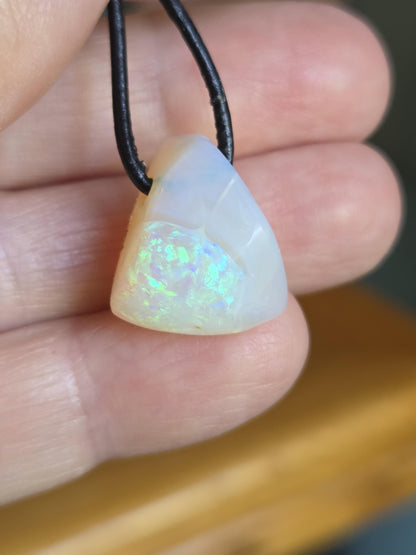 Kleiner Boulder Opal Lightning Ridge Kristall Opal white opal multicolor Opal Anhänger , gebohrt, an verstellbarem Lederband