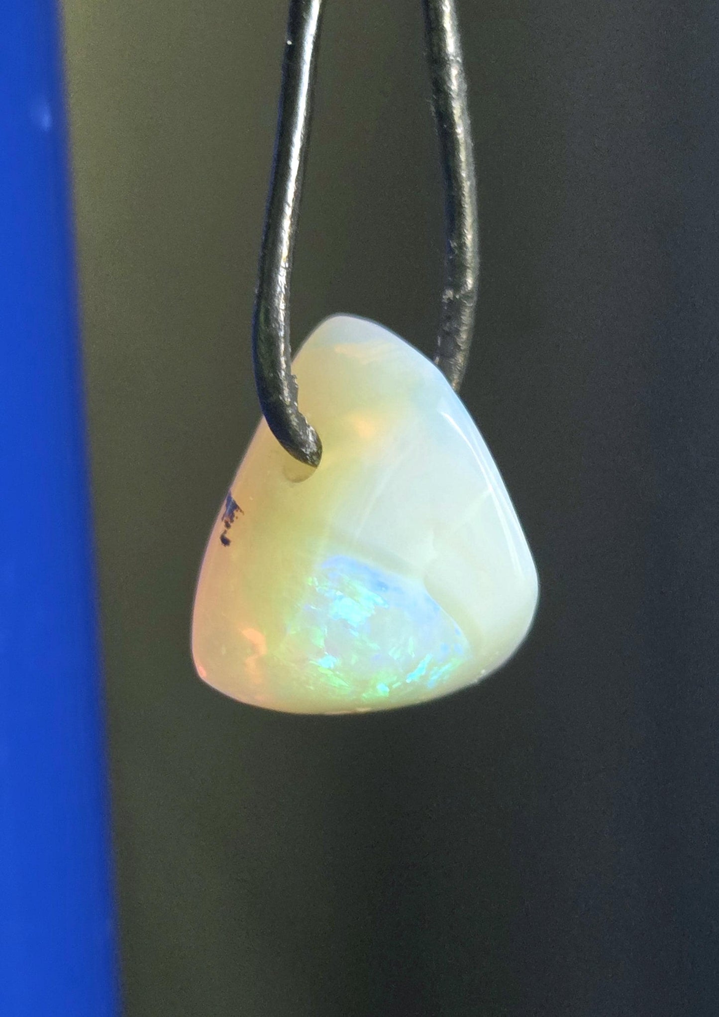 Kleiner Boulder Opal Lightning Ridge Kristall Opal white opal multicolor Opal Anhänger , gebohrt, an verstellbarem Lederband