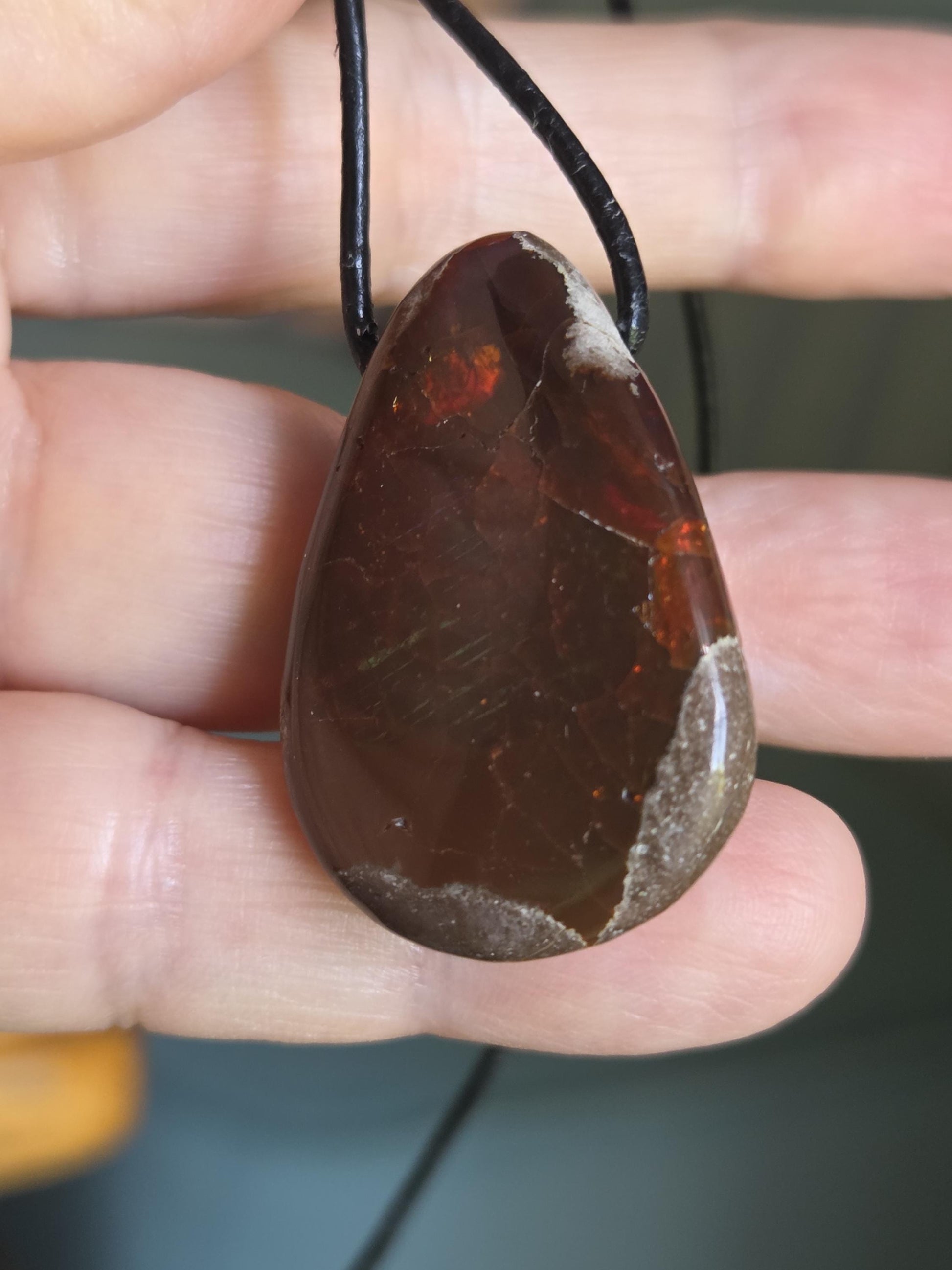 Schokoladen Opal, blau gelb grün rot flashfire, Yira Gebirge Mezezo, Anhänger, 35 x 25 x 12 mm, gebohrt, an verstellbarem Lederband