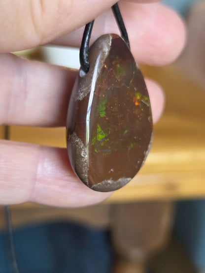 Schokoladen Opal, blau gelb grün rot flashfire, Yira Gebirge Mezezo, Anhänger, 35 x 25 x 12 mm, gebohrt, an verstellbarem Lederband