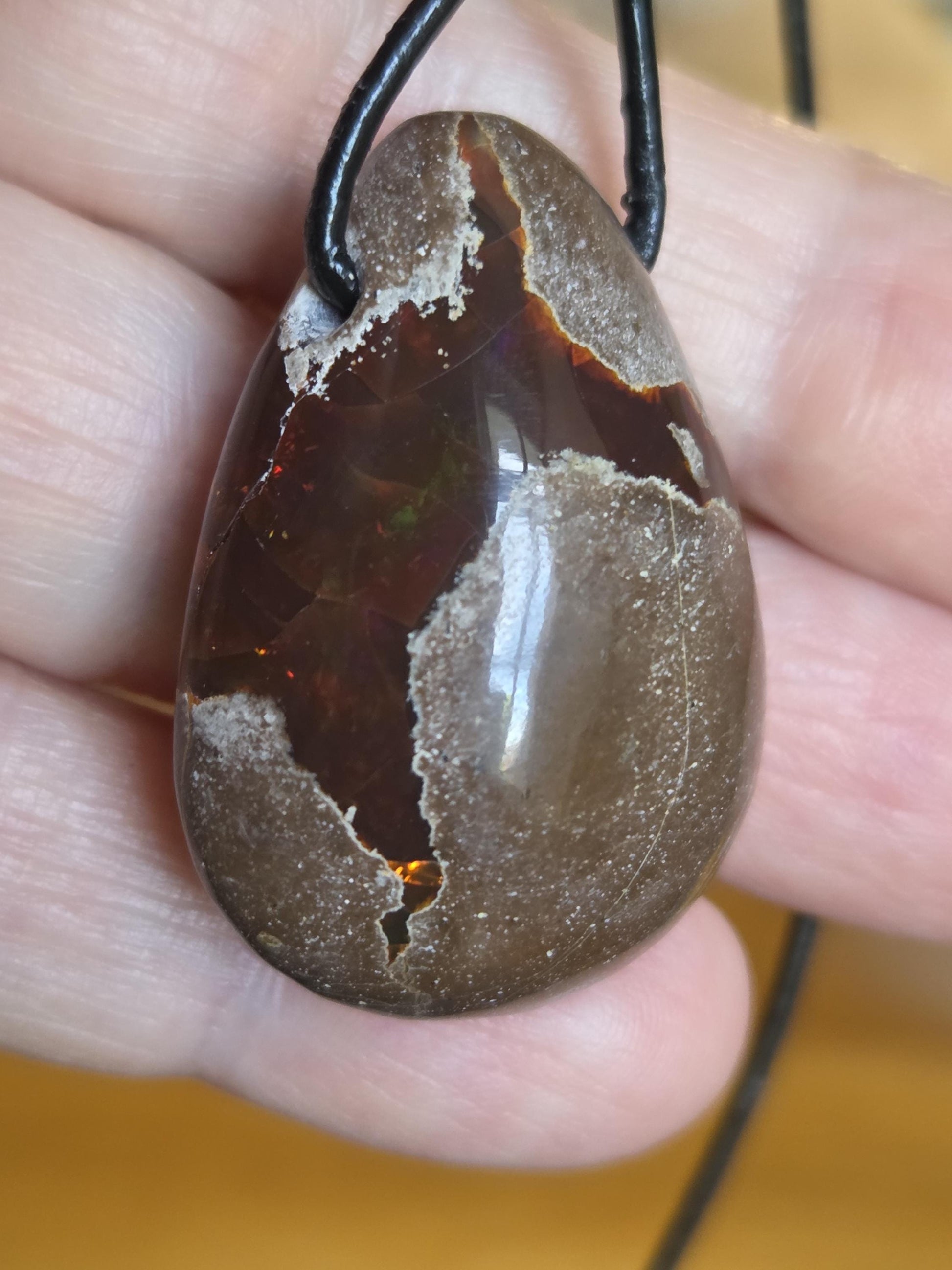 Schokoladen Opal, blau gelb grün rot flashfire, Yira Gebirge Mezezo, Anhänger, 35 x 25 x 12 mm, gebohrt, an verstellbarem Lederband