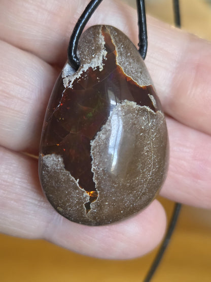 Schokoladen Opal, blau gelb grün rot flashfire, Yira Gebirge Mezezo, Anhänger, 35 x 25 x 12 mm, gebohrt, an verstellbarem Lederband
