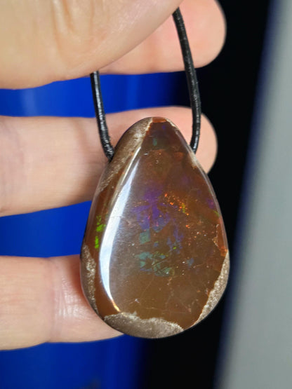 Schokoladen Opal, blau gelb grün rot flashfire, Yira Gebirge Mezezo, Anhänger, 35 x 25 x 12 mm, gebohrt, an verstellbarem Lederband